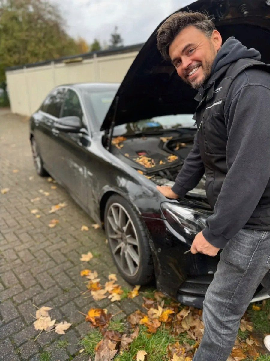 Kfz Gutachter für Kaarst: Carsten Heiken bei der Fahrzeugbegutachtung