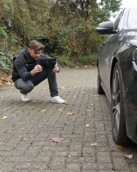 Carsten Heiken fotografiert ein Fahrzeug bei der Besichtigung in Kaarst