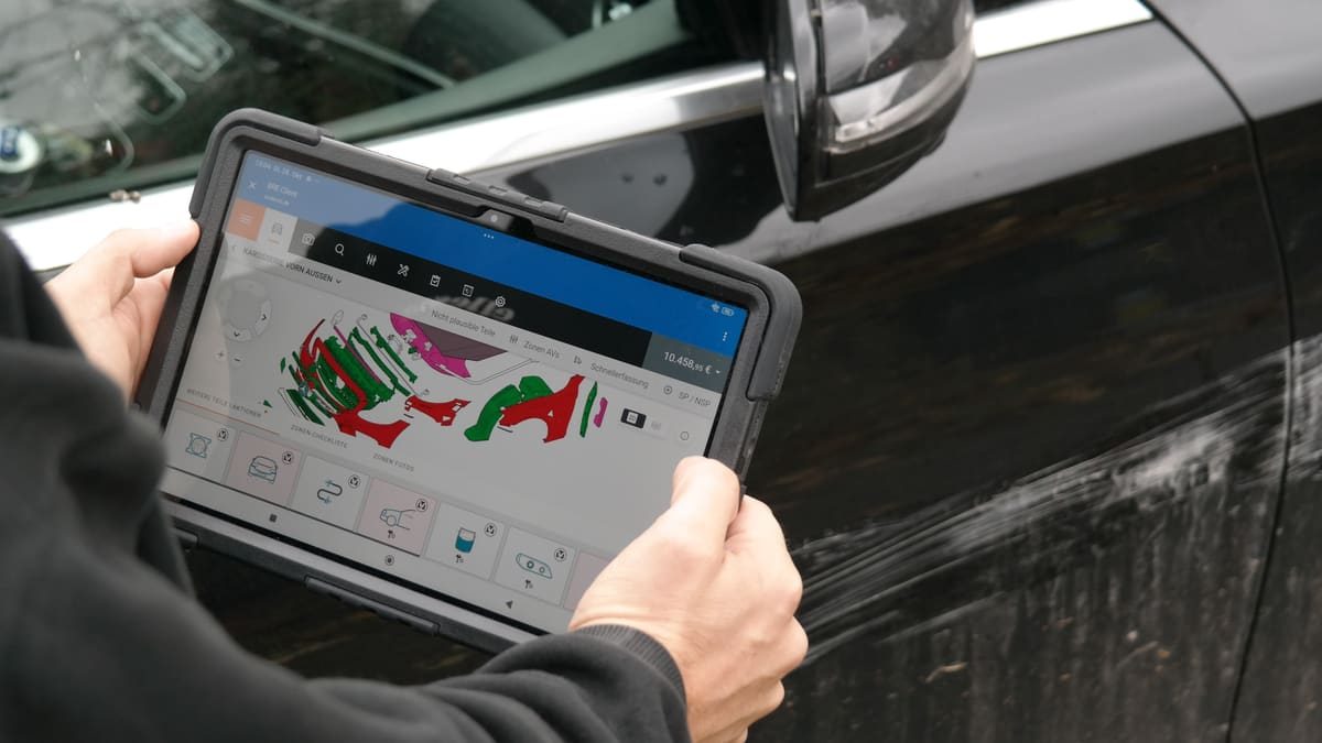 Kfz Gutachter Kaarst: Schadenaufnahme mit dem Tablet